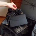 Sac à main noir tissé minimaliste avec détails dorés et poignée nouée élégante - Noir