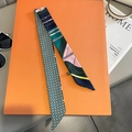 Dettaglio di un foulard in seta a doppia faccia con pois geometrici e motivi a catena - Verde Militare