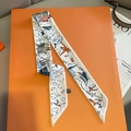 Detailopname van zijden twilly-sjaal met cartoonillustraties op een luxe oranje doos - 5*85cm / Wit (TLP-178-1)
