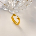 Detailansicht eines vergoldeten Rings mit Händedruck-Motiv von oben auf weißem Grund - US 6 / Hand Gesture