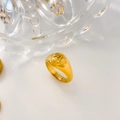 Makroaufnahme des 18K vergoldeten Siegelrings mit himmlischem Sonnengesicht-Relief - US 6 / Sonnengott Gesicht
