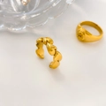 Makroaufnahme des 18K vergoldeten Herzkettenrings und Siegelrings mit Relief - US 6 / Linked Heart Open