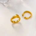 Detail der 18K vergoldeten Hugging Hands Ringe mit feiner handförmiger Textur - US 6 / Handshaking