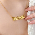 Χρυσό κολιέ Babygirl από ατσάλι τιτανίου 18K με γοτθικό μενταγιόν σε μοντέλο - Στυλ Babygirl Gothic