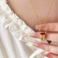 Elegante goldene Halskette mit einem roten Zirkon-Eimer-Anhänger für einen klassischen Look - Blumeneimer Rote Zirkonia Halskette