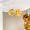 Detailaufnahme der 18K vergoldeten Titan-Creolen mit eingraviertem radialem Sonnenstrahl - Gold Große Gravierte Sternen Hoop Ohrringe (1.8cm)