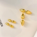 Makroaufnahme der kegelförmigen Ohrstecker mit 18K Goldbeschichtung und Texturdetails - Gold Große Konische Ohrstecker
