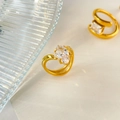 Détail macro de bague en titane plaqué or 18 carats avec zircon marquise sur plateau - US 6 / Style Zirconia Œil