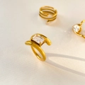 Gros plan sur bague en titane plaqué or 18K avec zircon rectangulaire et design incurvé - US 6 / Croix en Zircon Rectangulaire