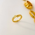 Dettaglio macro dell'anello minimalista a doppia fascia placcato oro con finitura lucida - US 6 / Linee Forcute
