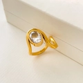 Vue macro de la bague en acier doré 18 carats avec zircon ovale et design ondulé - US 6 / Zircon Ovale