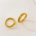 Dettaglio di anelli in acciaio placcato oro 18K con trama scanalata e fasce aperte - US 6 / Multilinee Curve