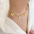 Dettaglio della collana MAMA placcata oro 18K indossata su una camicia di seta - MAMA (Superficie Liscia)