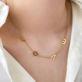 Dettaglio di una collana con lettere LOVE placcata oro 18K indossata da una donna - LOVE