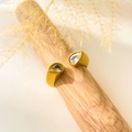 Detail van 18K vergulde slangenring met dubbele zirkonia druppels op houten houder - US 6 / Dubbele Traan Open