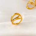 Nahaufnahme der 18K vergoldeten Rings mit eleganten minimalistischen Doppelwellenlinien - Gleichgerichteter Doppelbogenstil / US 6