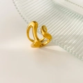 Künstlerisches Detail aus 18K vergoldetem Edelstahlring mit geschwungenem Wellendesign und Glanz - Übertriebener breiter offener Stil / US 6