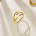 Vue macro d'une bague en V plaquée or 18K avec zircon ovale sur fond blanc pur - Zirconia Ovale Multicouche