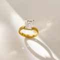 Nahaufnahme des 18K vergoldeten Rings mit großem rechteckigem Zirkonia in 4-Krallen-Fassung - US 6 / Großer Rechteckiger Zirkonia Mit Breitem Ringband