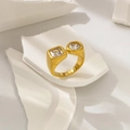 Makroansicht vergoldeter dicker Ring mit quadratischem und rundem Zirkon auf Stein - US 6 / Quadratisch + Rund Zirkonia