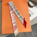 Dettaglio di una sciarpa lunga a fiori e righe su una lussuosa confezione regalo arancione - 5*85cm / Rosso Beige