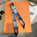 Detailliertes Muster eines schwarzen Twilly-Seidenschals mit blauen Motiven - Schwarz