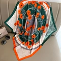 Elegante pañuelo de seda con estampados de amapolas verdes sobre un sofá de cuero - Estilo Floral De Amapola Verde Oscuro (W-203-2-墨绿色)