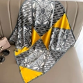 Detalle de un pañuelo cuadrado de seda con patrones geométricos amarillos y negros - 70*70cm / Amarillo Gris