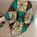 Pañuelo cuadrado de seda con estampados barrocos drapeado sobre un sofá de cuero de lujo - 70*70cm / Verde