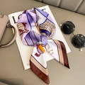 Carré de soie élégant avec imprimé équestre et motifs de chevaux sur un magazine - 70x70cm / Cheval à Grille Violet