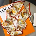 Detail eines Seidenschals mit leuchtend orangefarbenen Blumen und dunkelrotem Rand - 15x150cm / Reisrot (FX-256)