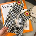 Modischer Seidenschal mit Hahnentrittmuster und Blumen auf einem eleganten VOGUE-Magazin - Beigefarbener Rand (FX-258-Beige Edge)