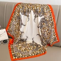 Detalle de pañuelo de seda cuadrado con estampado de leopardo y borde naranja en cuero - Naranja / 70*70cm