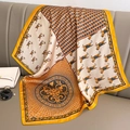 Vintage Seidenschal mit Pferde-Print in Gelb und Beige auf grauem Ledersofa - 70*70cm / Gelb