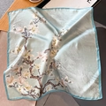 Elegante zijden vierkante sjaal in lichtgroen met magnoliabloemen en blauwe randen - Eén maat / Aquagroen