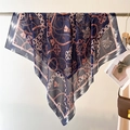 Elegante pañuelo de seda azul marino con diseño de cadenas y borlas colgado - Talla única / Azul marino