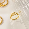 Anello lucido placcato oro 18K con scritte love corsive fatte a mano sul davanti - US 6 / Lettera LOVE