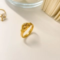 Detalle macro de anillo en titanio chapado oro 18K con diseño de manos y pequeño circón - US 6 / Estilo apretón de manos con circonitas pequeñas