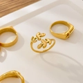 Anello in acciaio al titanio placcato oro 18K con motivo a foglia su vassoio bianco - US 6 / Foglia Aperta
