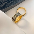 Nahaufnahme des 18K vergoldeten breiten Rings mit schwarzem Emaille-Zickzackmuster und Textur - US 6 / Schwarzer Köper