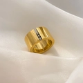 Detailansicht eines breiten 18K vergoldeten Ringes mit Öffnung und drei silbernen Stahlkugeln - US 6 / Breiter Ring mit Stahlkugeln