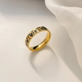 Detailansicht des 18K vergoldeten Rings mit schwarzer Emaille und Vogelmotiven auf weißem Grund - US 6 / Küken Emaille Muster