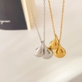 Macro de pendentifs goutte d'eau polis en or et argent avec une surface métallique lisse - Grandes et Petites Gouttes d'eau / Doré