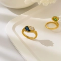 Détail de bagues plaquées or 18 carats avec des zircons bleus et verts en forme de goutte - Zircone Bicolore Blanc Bleu
