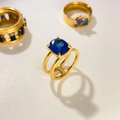 Macro-opname van een 18K vergulde ring met dubbele band en een grote ovale blauwe edelsteen - US 6 / Grote Ovalen Blauwe Zirkoon