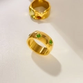 Macro-opname van 18K vergulde ring met groene zirkonia in stervormige zetting - US 6 / Groene Zirkoon Ster