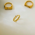 Detail of 18K gold plated ring featuring a pear-shaped zircon on a sleek double band - Water Drop Zirconia
