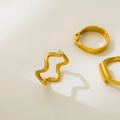 Detalle de tres anillos bañados en oro de 18K con ondas y texturas geométricas - US 6 / Onda Grande Delgada