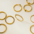 Gedetailleerde weergave van 18K vergulde ringen met micro-diamanten en kleurrijke edelstenen - US 6 / 7-Stenen Band