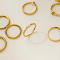 Detail van 18K vergulde stapelbare ringen met witte, paarse en groene zirkonia kristallen - US 6 / Ronde en Druppelvormige Zirkonia